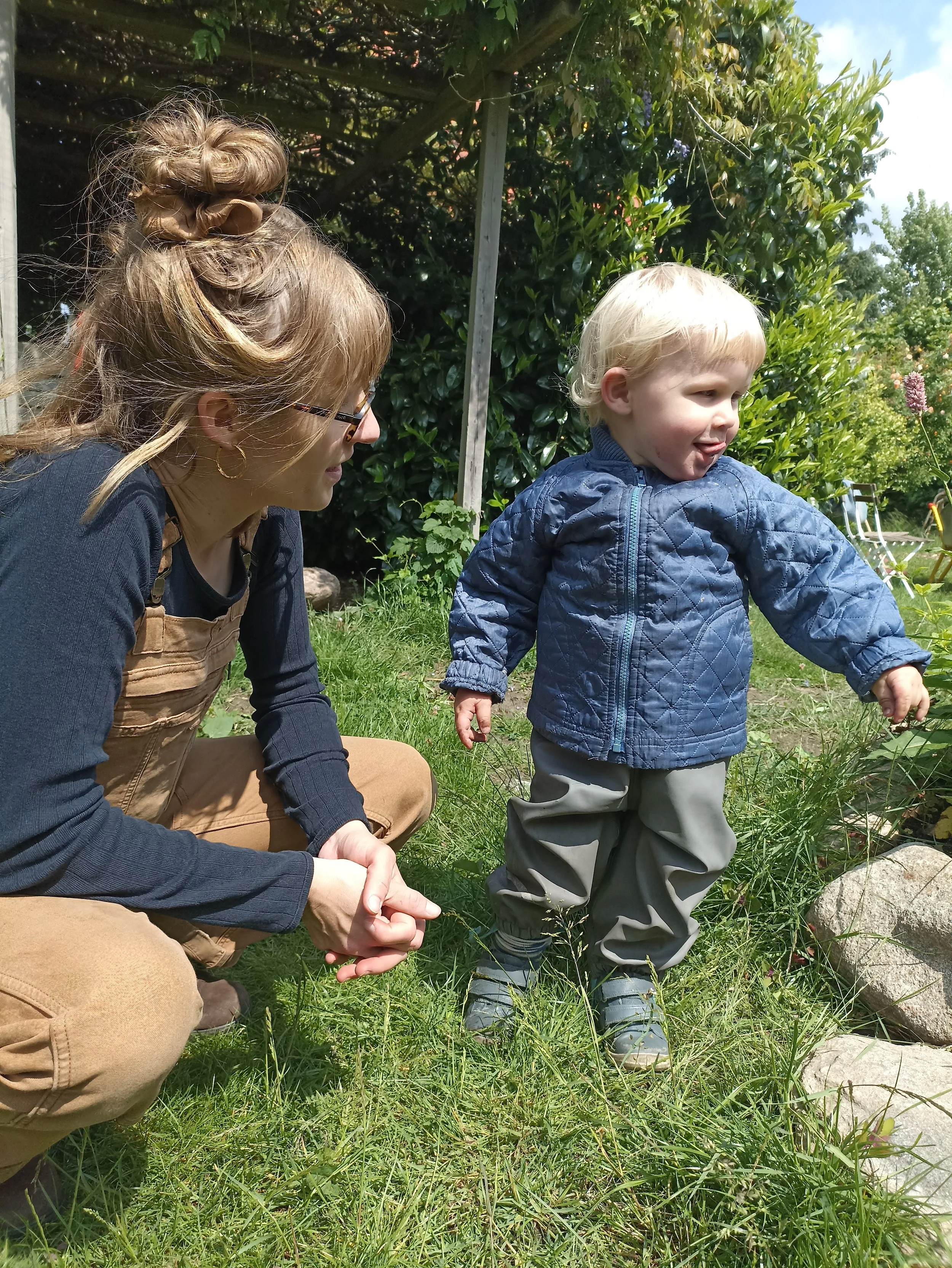 Anna og Absjørn kigger på urtepiral.