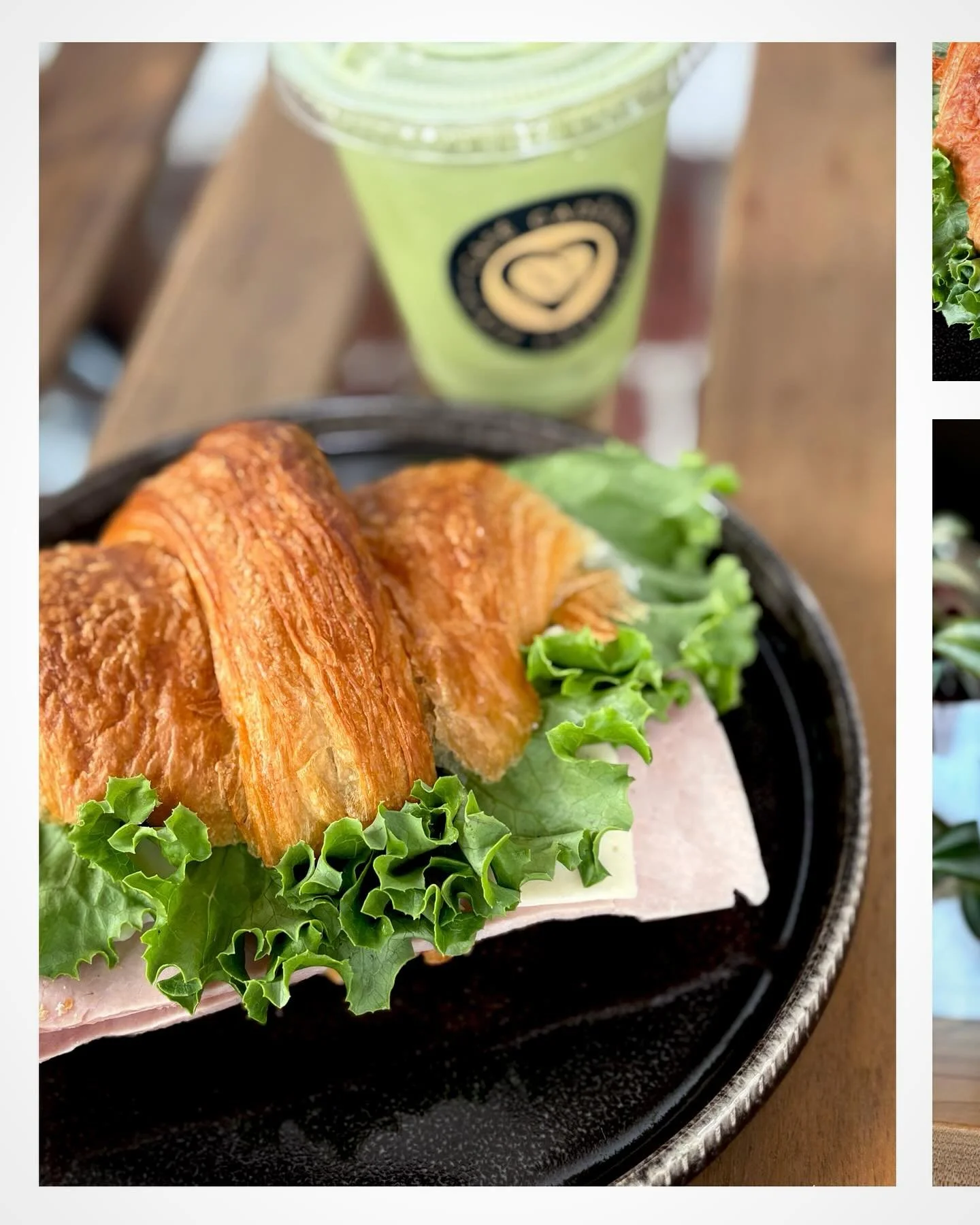 Sandwich avec croissants, tranche de jambon, laitue, et un smoothie vert en arrière-plan.