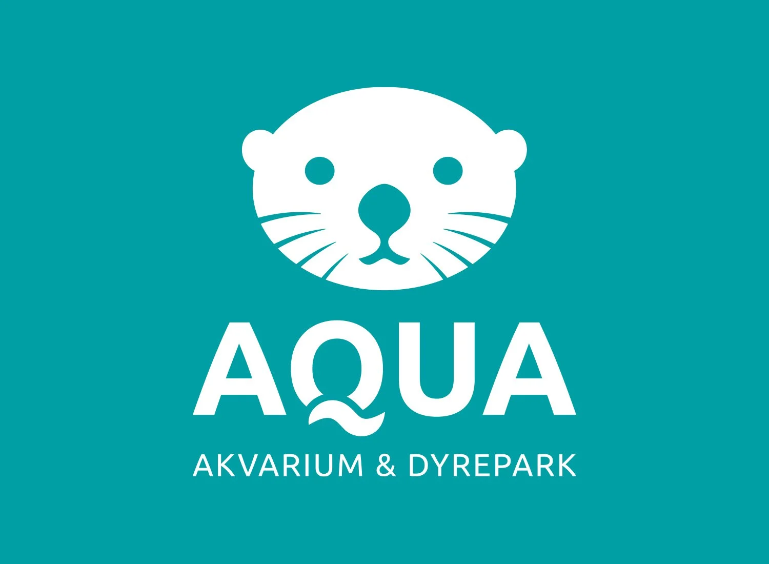 Logo for Aqua Akvarium & Dyrepark med et hvidt odder ansigt og teksten 'AQUA' i store bogstaver og 'AKVARIUM & DYREPARK' under.