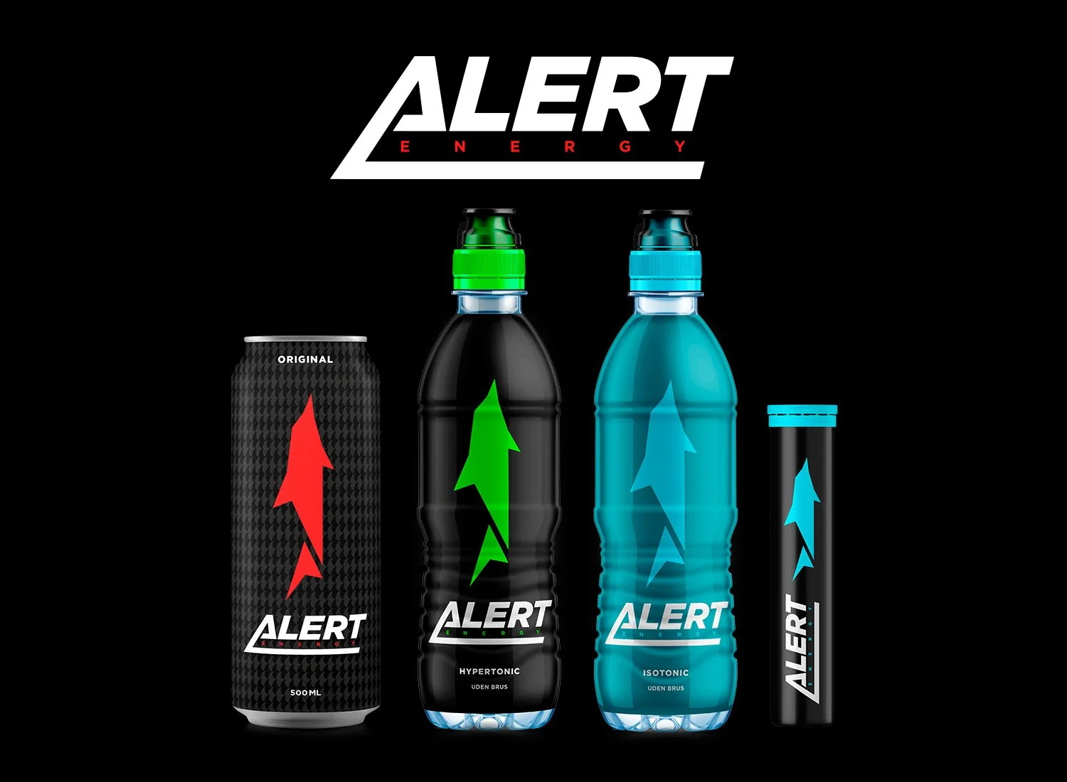 Forside af energidrikke fra Alert, herunder en 500 ml blikdåse, to plastikflasker med grøn og blå låg, og en lille rørformet beholder, alle med Alert logo.