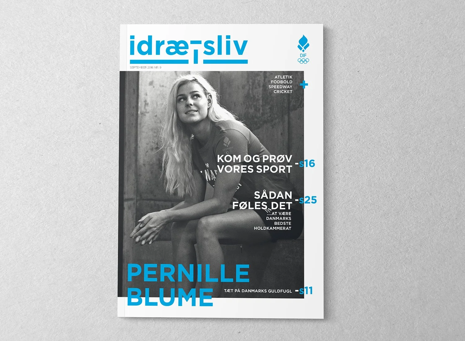 Forside af bladet Idrætsliv med sort og hvid foto af Pernille Blume, der sidder på en bænk, iført sportstøj.