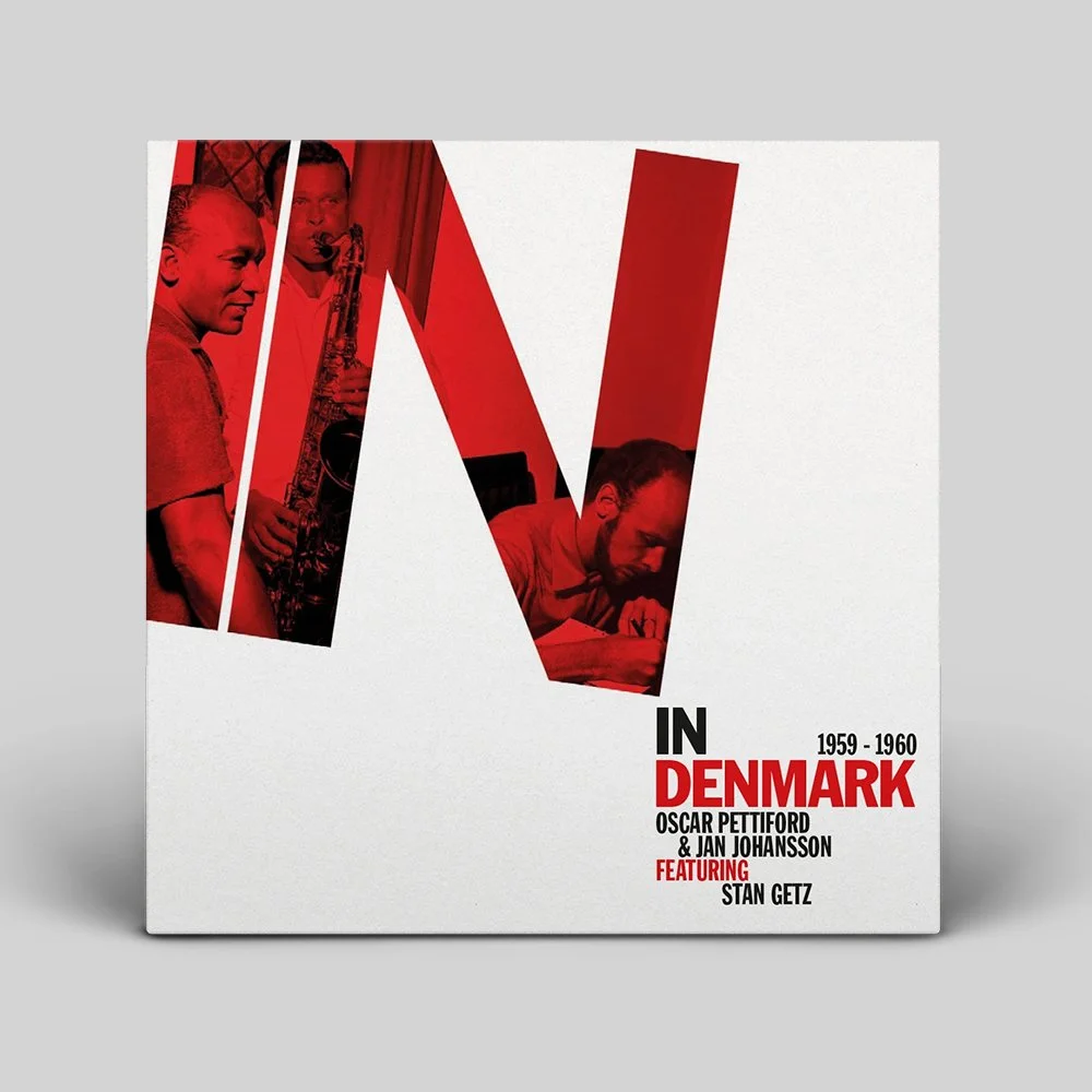 Plakat for filmen 'In Denmark 1959-1960' med billeder af tre mænd, en med saxofon, en med hånd skrive, og en af disse mænd som spillede saxofon, over en stor rød 'N' på en hvid baggrund.