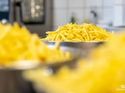 Grand saladier rempli de frites fraiches maison 