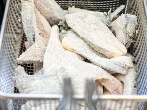 poisson frits dans une panier en métal.