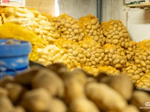 sac de pommes de terre maison du restaurant empilées 