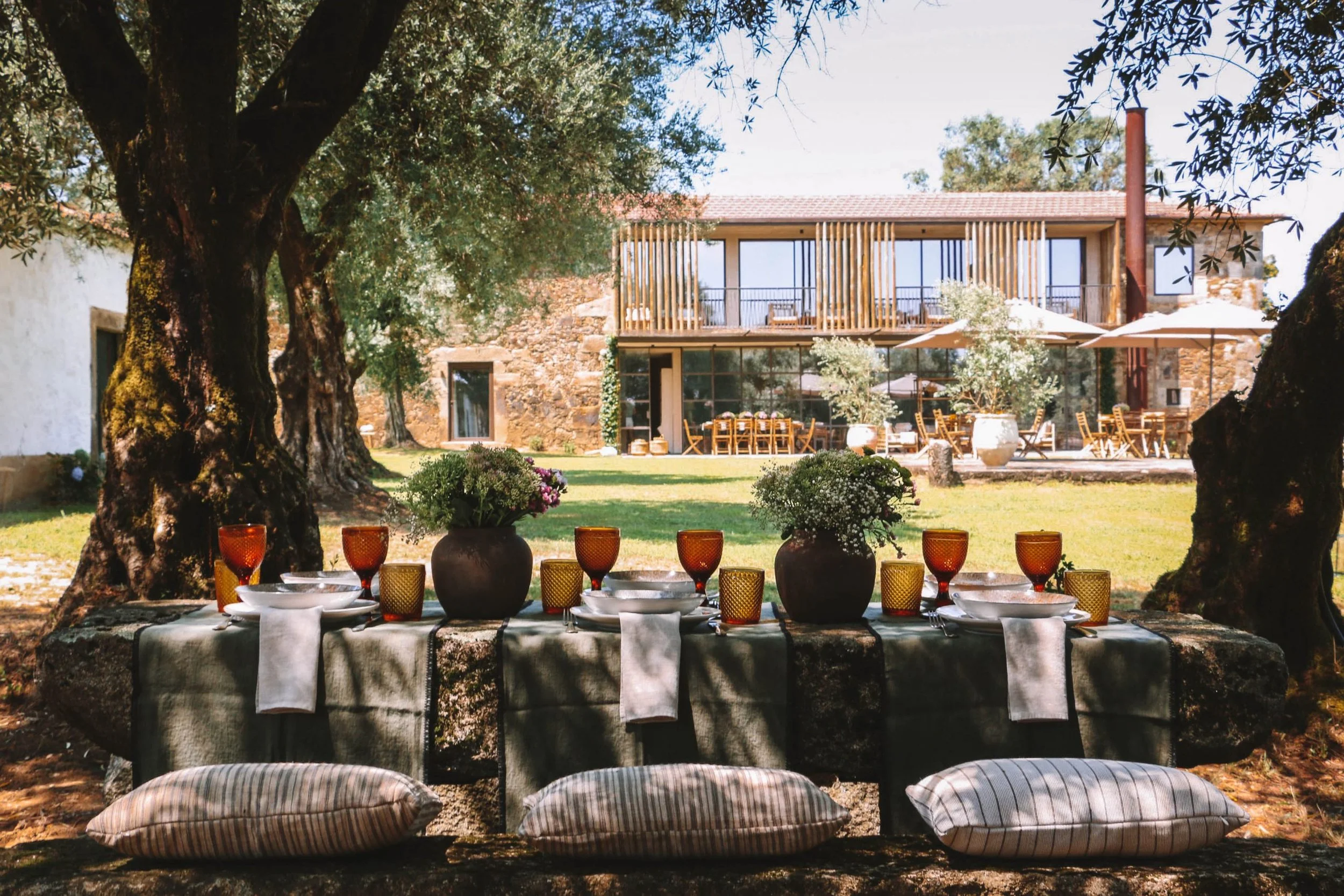 04-garden-lawn-houses-dinner-setup.jpg