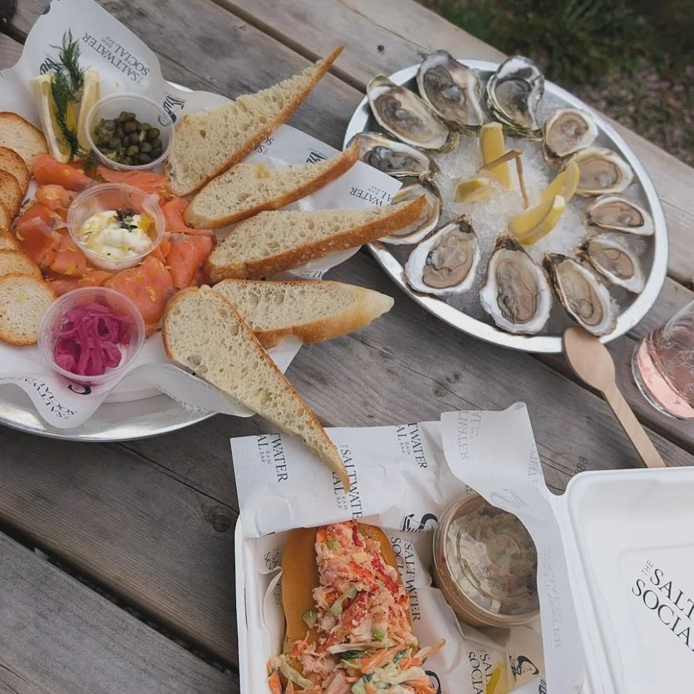 A little East Coast comfort food 😋

#capebretonseafood #foodtrucks #seafoodtruck #rawbar #oystersonthehalfshell #thesaltwatersocialcb #discovercapebreton #destinationcapebreton #sydneyseafood #lobsterroll #novascotialobsterroll #oysterbar