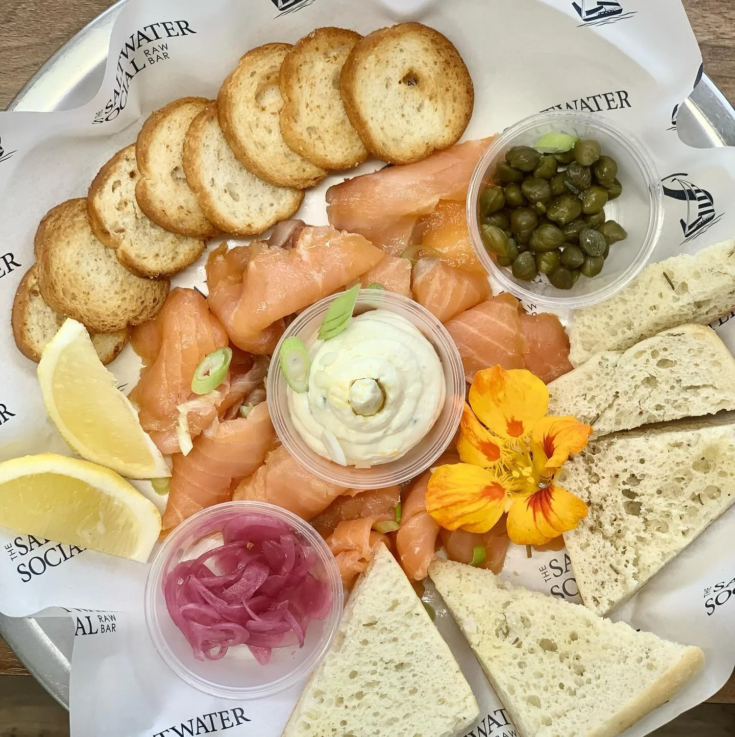 A feast for the eyes and the tastebuds 🎨🐟✨

This smoked salmon board is bursting with colour, from vibrant citrus slices and pickled onions to edible flowers, capers and creamy toppings all ready to layer on fresh bread. 
Perfect for grazing while 