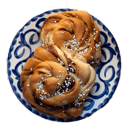 Fresh food vending machine also has cinnemon rolls.