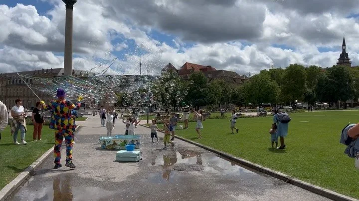 .
گاها در عنوان تصاویر هم می&zwnj;تونم تصویر دیگری رو استفاده کنم؛ اینجوری که تصویری عنوان تصویر دیگری&zwnj;ست.