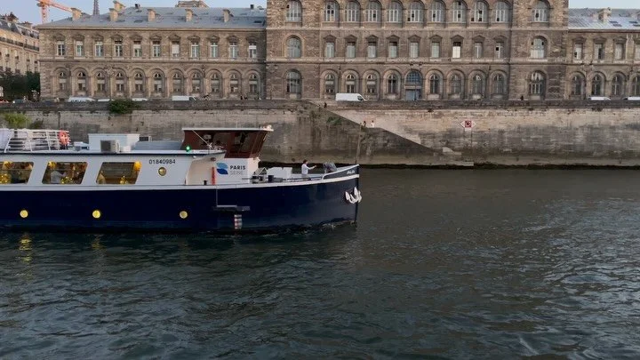 .
&laquo;رقص واقعا شادی بود، خاصه این که همه با ساده&zwnj;دلی می&zwnj;رقصیدند، صرفا برای اینکه شاد باشند و حتی شیطنت کنند.&raquo;
.
از یک اتفاق مسخره