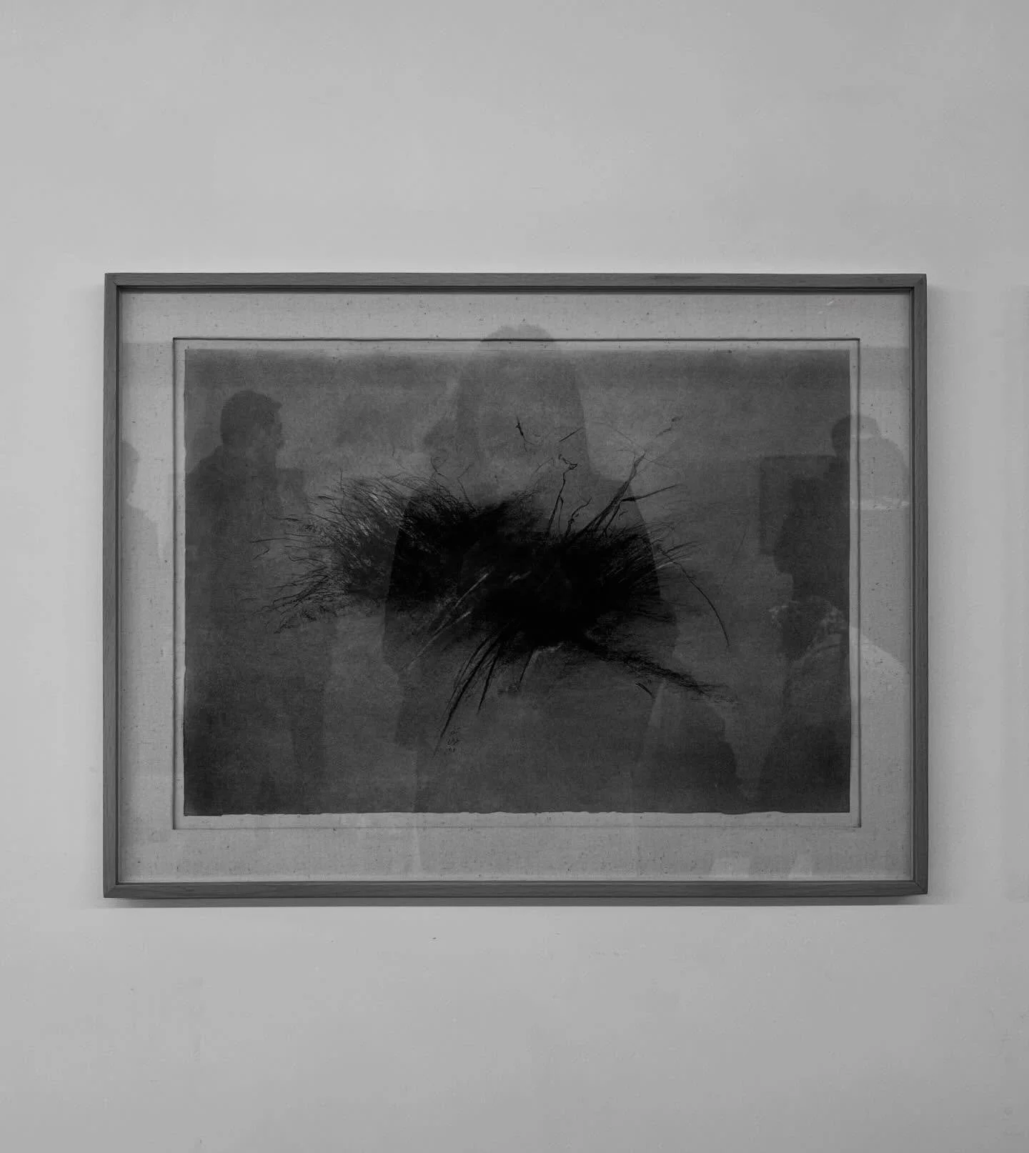 از خاك وهم 
در هواى زوال
.
نمايش آثار گلايل آتشينم 
تو گویی شورِ تولد نوزادی از پسِ عزا 
و یا 
سند شماره&zwnj;ی یازده از &laquo;در چنین جاهایی&zwnj; است که متوجه می&zwnj;شوی &laquo;خود&raquo; فقط با ارجاع به باقیِ جهان وجود دارد&hellip;&raquo;