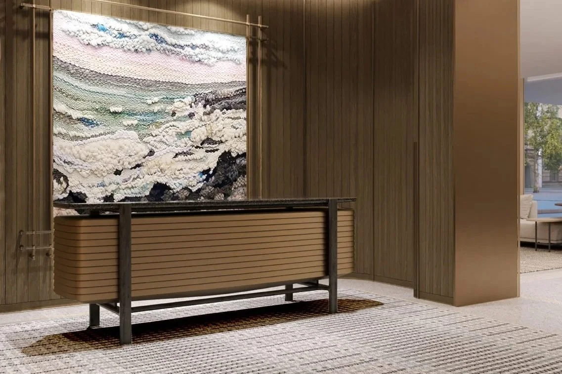 Un mur en bois avec une tapisserie abstraite et un meuble en dessous, dans un hall moderne.