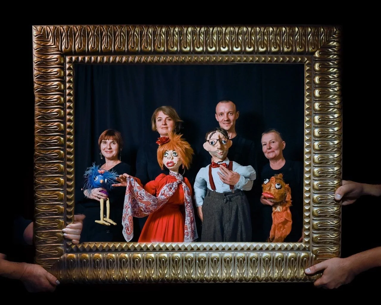 Вот так наша команда описывает первый спектакль, который сейчас активно репетирует. 
Irina: 💕Настоящая любовь в кукольных сердцах 
Maria: Чудо совсем рядом, нужно только поднять голову, открыть дверь или просто вовремя обернуться. ✨
Natalya: Ярко, Ф