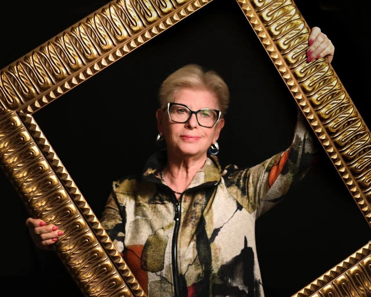 Привет! Я Ирина. Я больше 30 лет проработала архитектором в Америке, сейчас преподаю архитектуру в русской школе.
Я &nbsp;люблю искусство во всех его проявлениях, очень люблю театр.
Мне всегда казалось, что в наших краях недостаточно магии театра и в