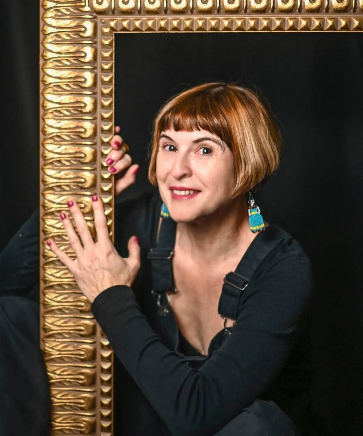 Меня зовут Полина Бондарчук. Я учитель рисования и большую часть своей профессиональной жизни работала с детьми в школе. У меня есть собственная арт-студия, а любовь к театру, костюмам и декорациям сопровождает меня с детства &mdash; я выросла в твор