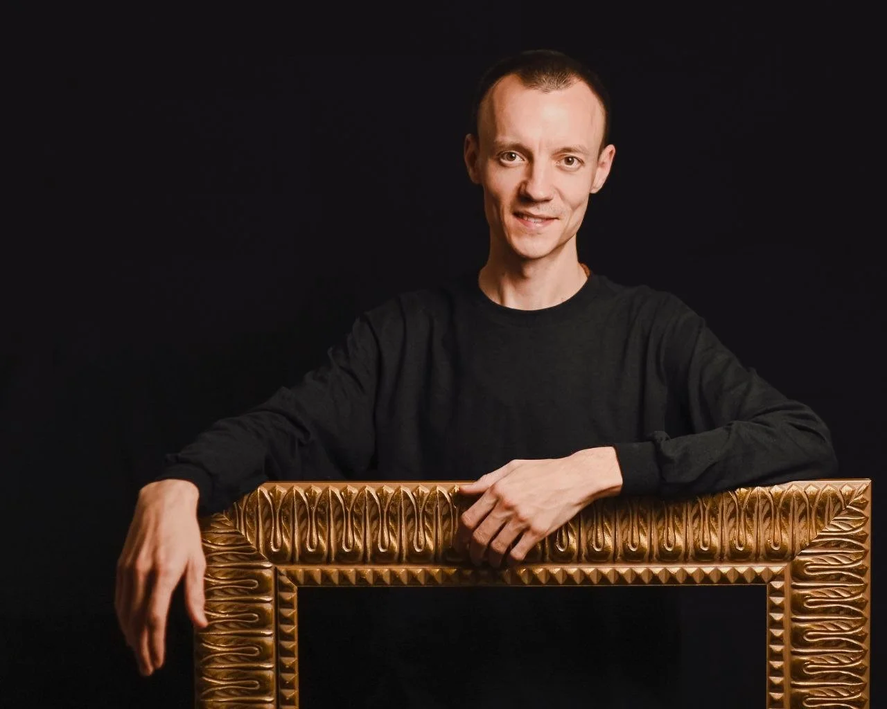 Сергей. С детства я много путешествовал по миру, и тогда появился интерес к тому, как всё устроено &mdash; люди, культуры, пространство. Я вырос в творческой семье, поэтому искусство и сцена всегда были рядом.

Желание понимать, как всё устроено, пос