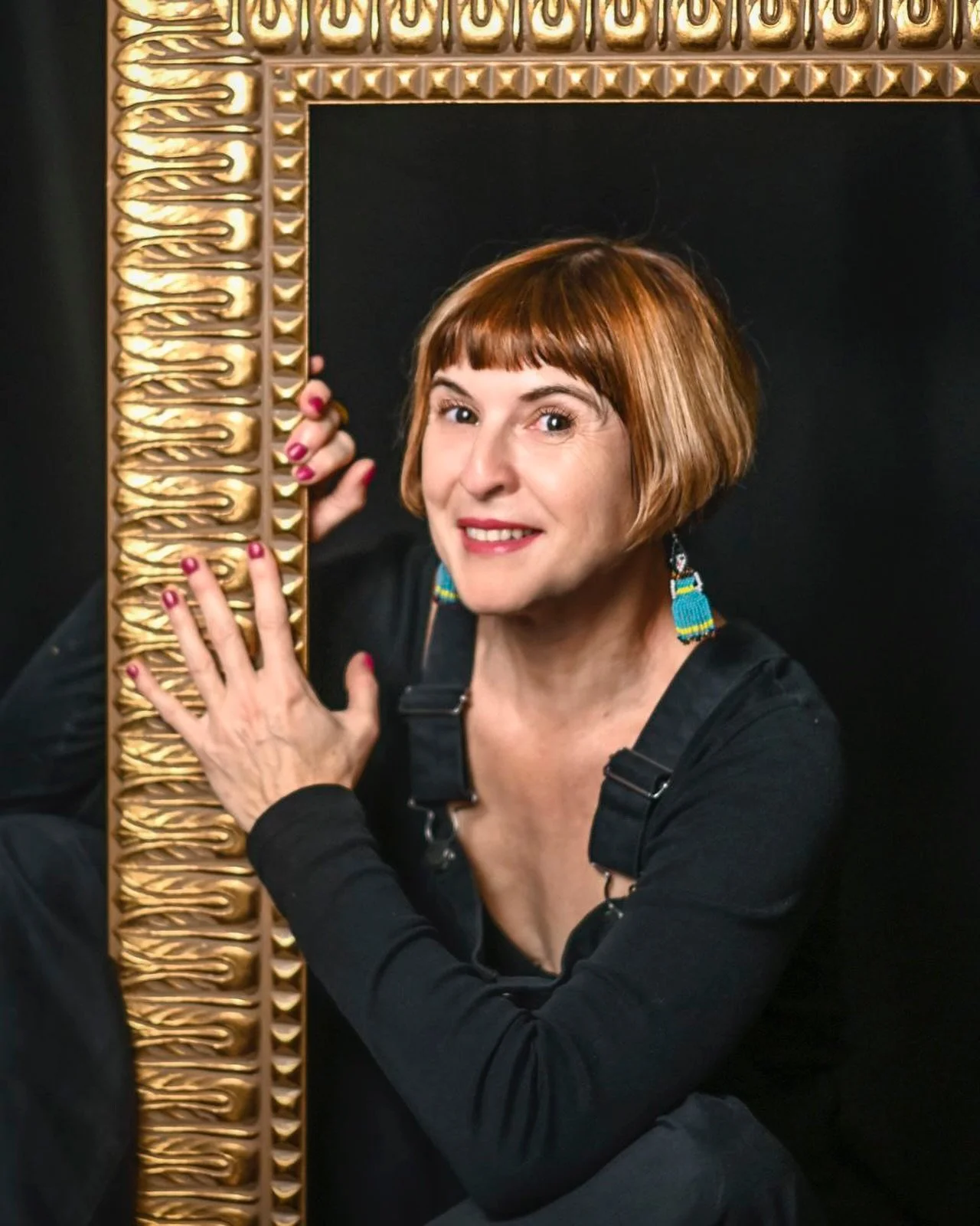 Меня зовут Полина Бондарчук. Я учитель рисования и большую часть своей профессиональной жизни работала с детьми в школе. У меня есть собственная арт-студия, а любовь к театру, костюмам и декорациям сопровождает меня с детства &mdash; я выросла в твор