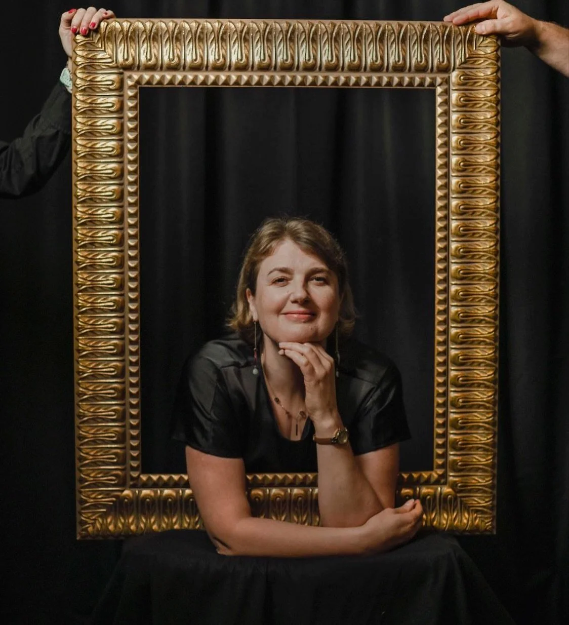 Привет! 
Я Наталья, я мама двух классных подростков, супруга, работаю психологом. Я люблю разные формы искусства - кино, рисовать, петь, танцевать и люблю театр. Мне нравится мир образов и метафор и как они влияют на наше восприятие. Я люблю воплощат