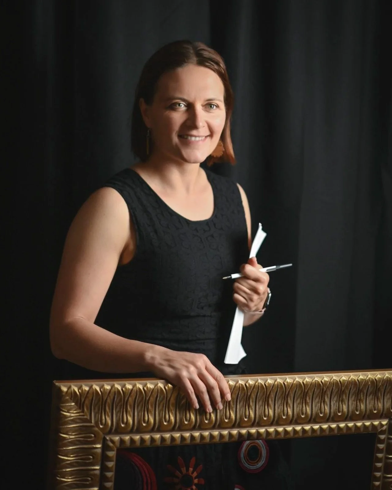 Всем привет! Меня зовут Анна.
В театре &laquo;Рамка&raquo; я веду Instagram и сайт (https://www.ramkatheater.org/), а при необходимости могу поработать и держателем софита 🙂

В театр я пришла однажды &mdash; и с тех пор возвращаюсь снова и снова, ка