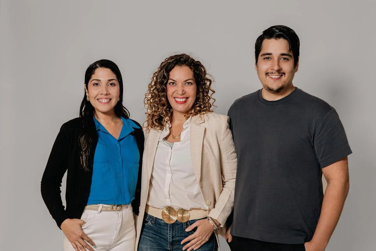 tres personas de una empresa posando