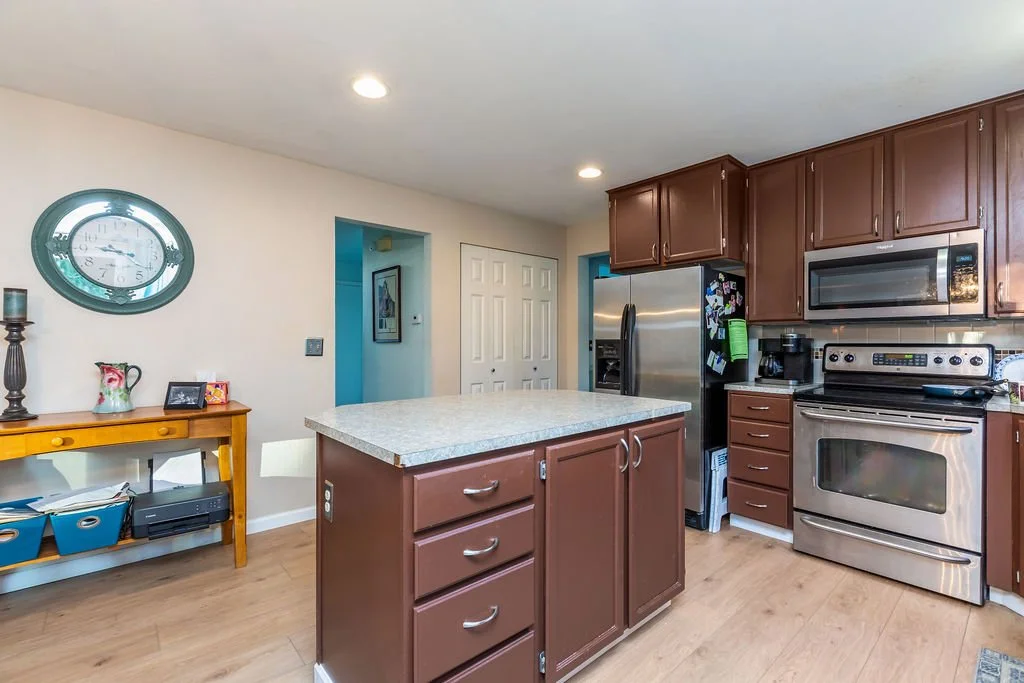 5736NWEldoradoBlvdBremerton98312KitchenBefore004.jpg