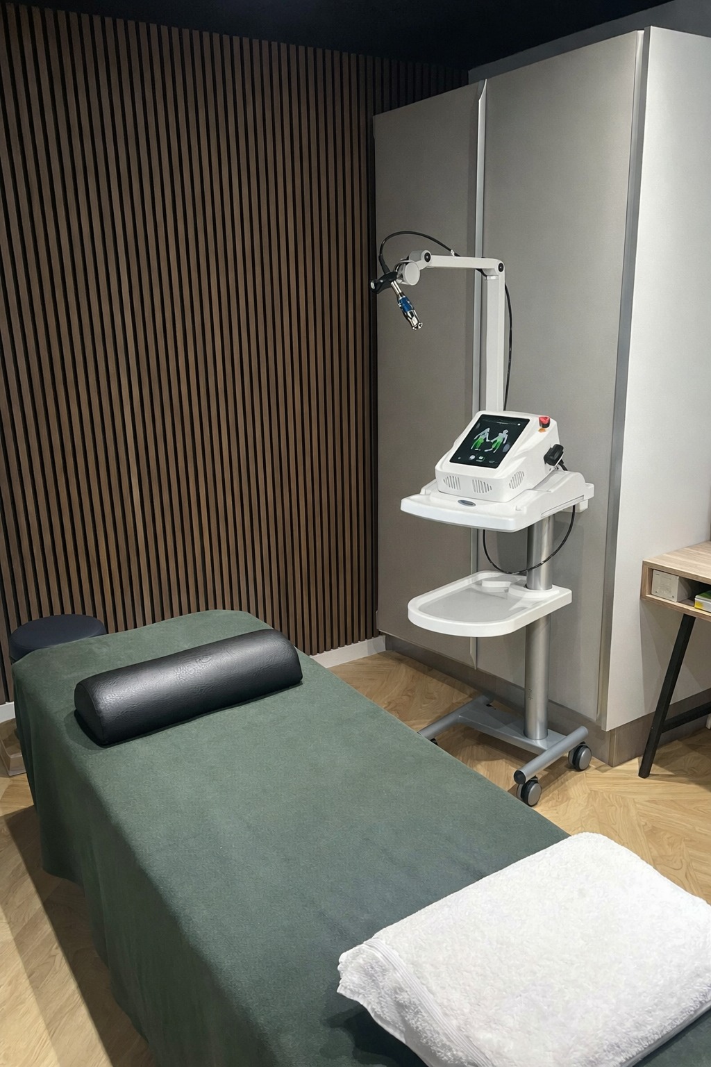 Her ser vi et billede af behandlingsrummet som Vinderup Laserterapi bruger til deres behandlinger samt laseren som kan give laserterapi.