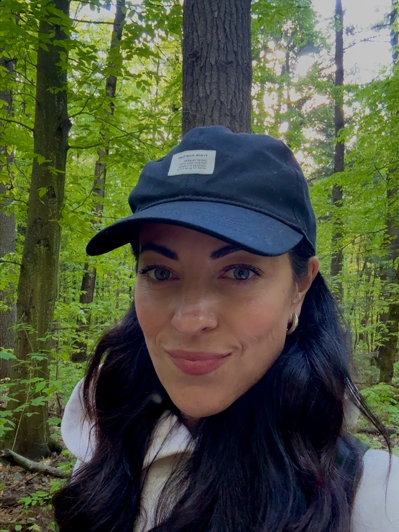 Les immersions r&eacute;g&eacute;n&eacute;ratives en for&ecirc;t sont de retour cet &eacute;t&eacute; 🌿

Il existe des lieux qui nous rappellent qui nous sommes quand le bruit du quotidien s&rsquo;apaise.

Cet &eacute;t&eacute;, je t&rsquo;invite &a