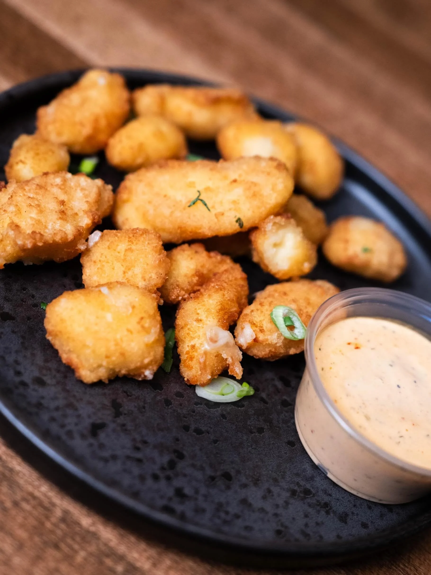 It doesn&rsquo;t get much more Canadian than this &mdash; fried cheese curds for the cheese pull of your dreams. 🍁🧀