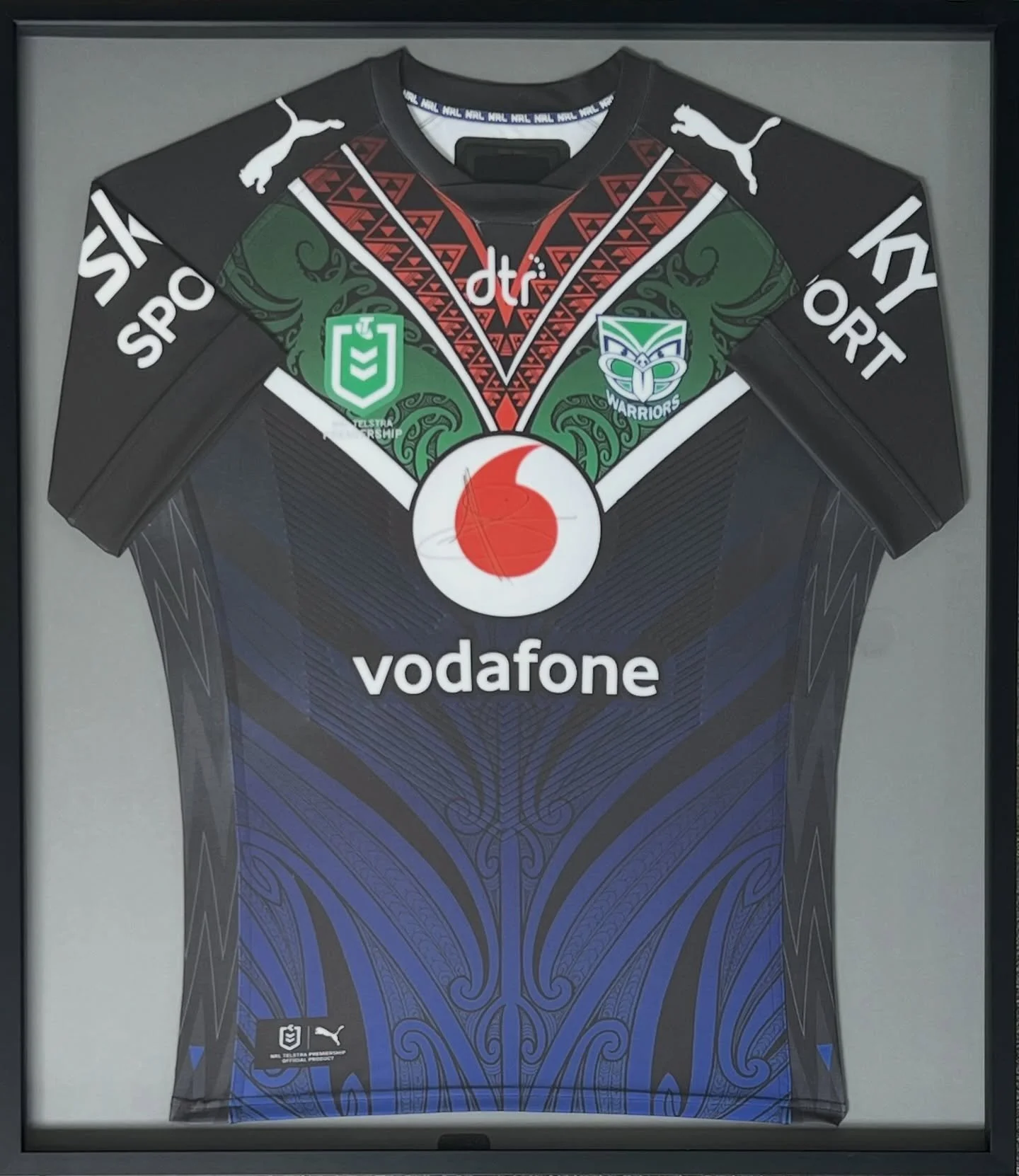 Black on black can be slick, but often it can hide any sort of contrast between the jersey and the background (if a darker jersey being used). We often default to black and white, but there are so many other options out there!

@rawhitiroa wanted to 