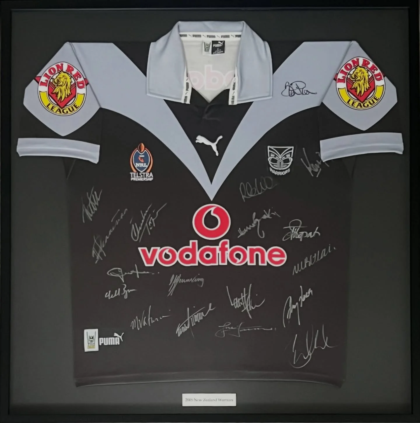 2005 Warriors Home Jersey.

Seemed to have framed a tonne of these - love the sleeve logos 🤜🏽