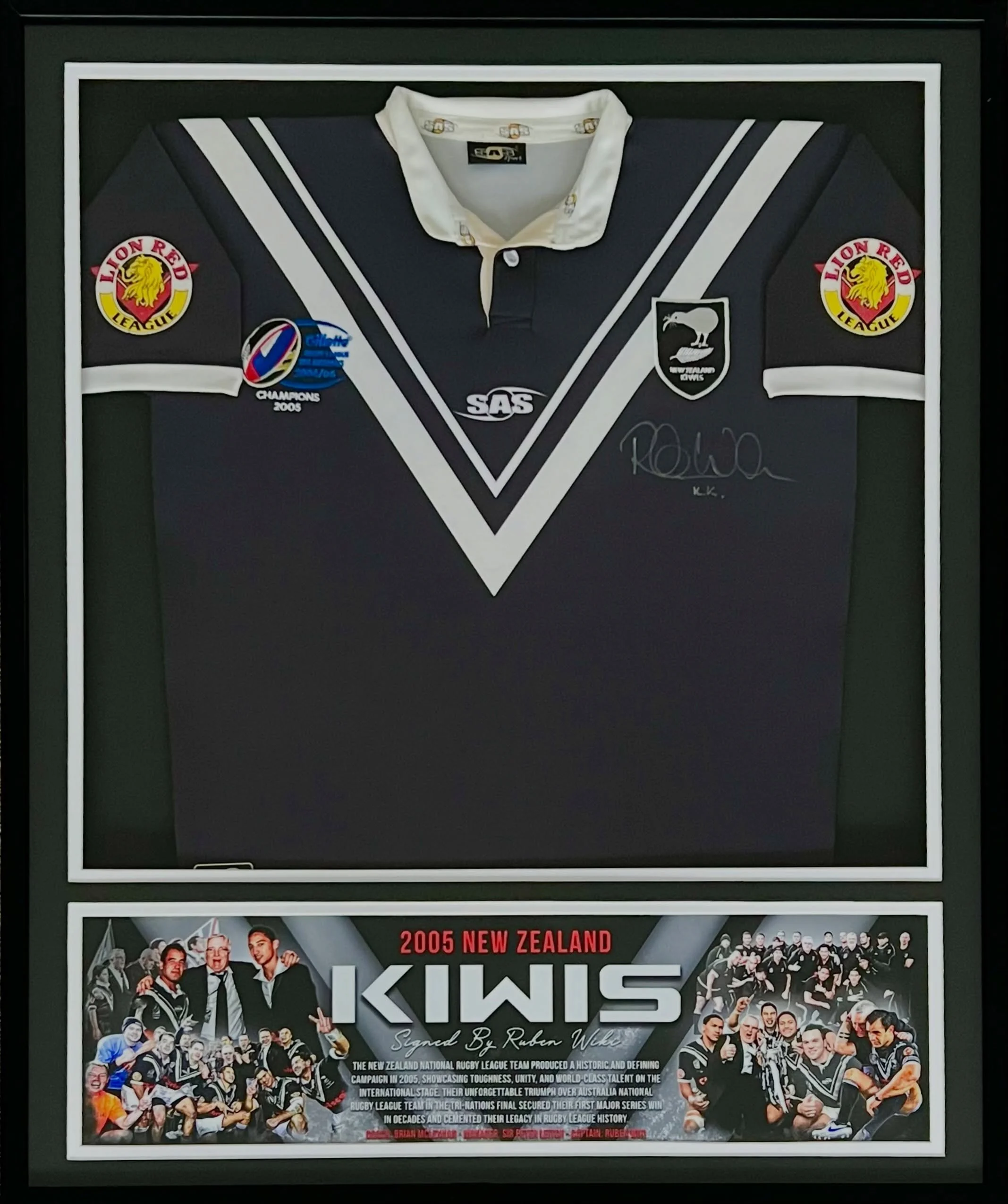 2nd frame for @julieleitch to celebrate the @nzrugbyleague historic 2005 Tri Nations win, with @sirmadbutcher being the team manager for the tour. Was a milestone moment for the Kiwis!

This jersey signed by @ruben_wikiworkz , and custom design thank