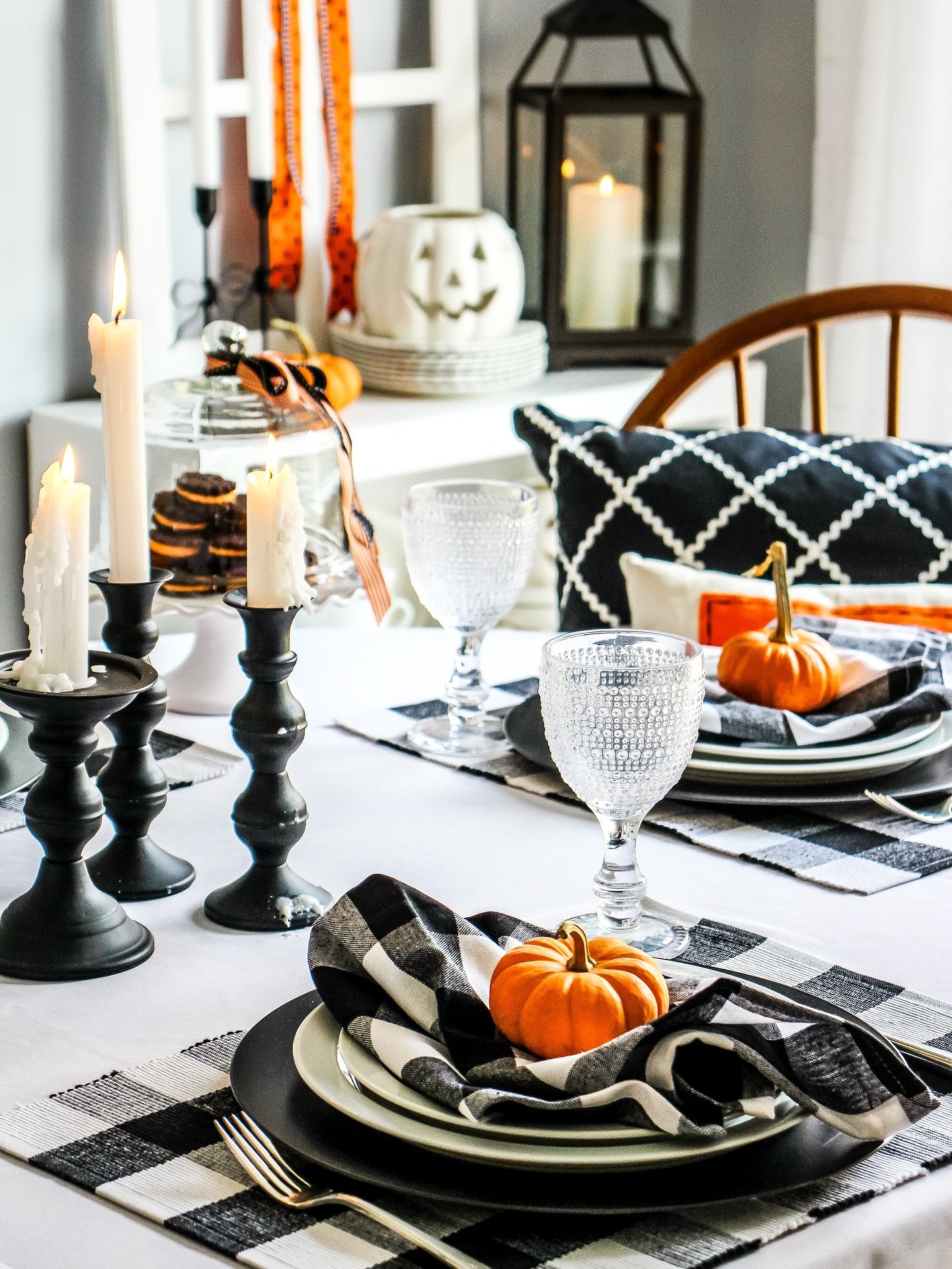 Hi friends! It&rsquo;s hard to believe Halloween is this Friday! I&rsquo;m sharing a few stills of one of my favorite Halloween tables, the traditional Halloween colors are always so fun to use!

As sad as I am to see October coming to end, I&rsquo;m