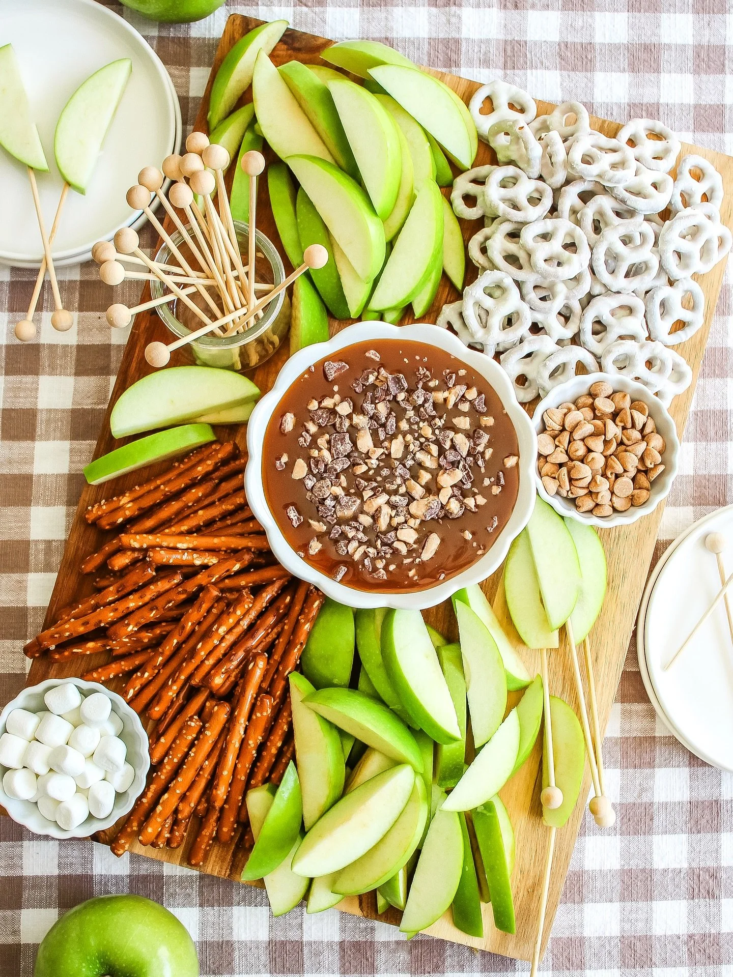 🤎🍏Caramel Cream Cheese Apple Dip🍏🤎

Happy October friends! If you love caramel apples you will love this Caramel Cream Cheese Apple Dip!  It comes together in minutes, and it&rsquo;s delicious served with apples, crackers and pretzels. 

This cro