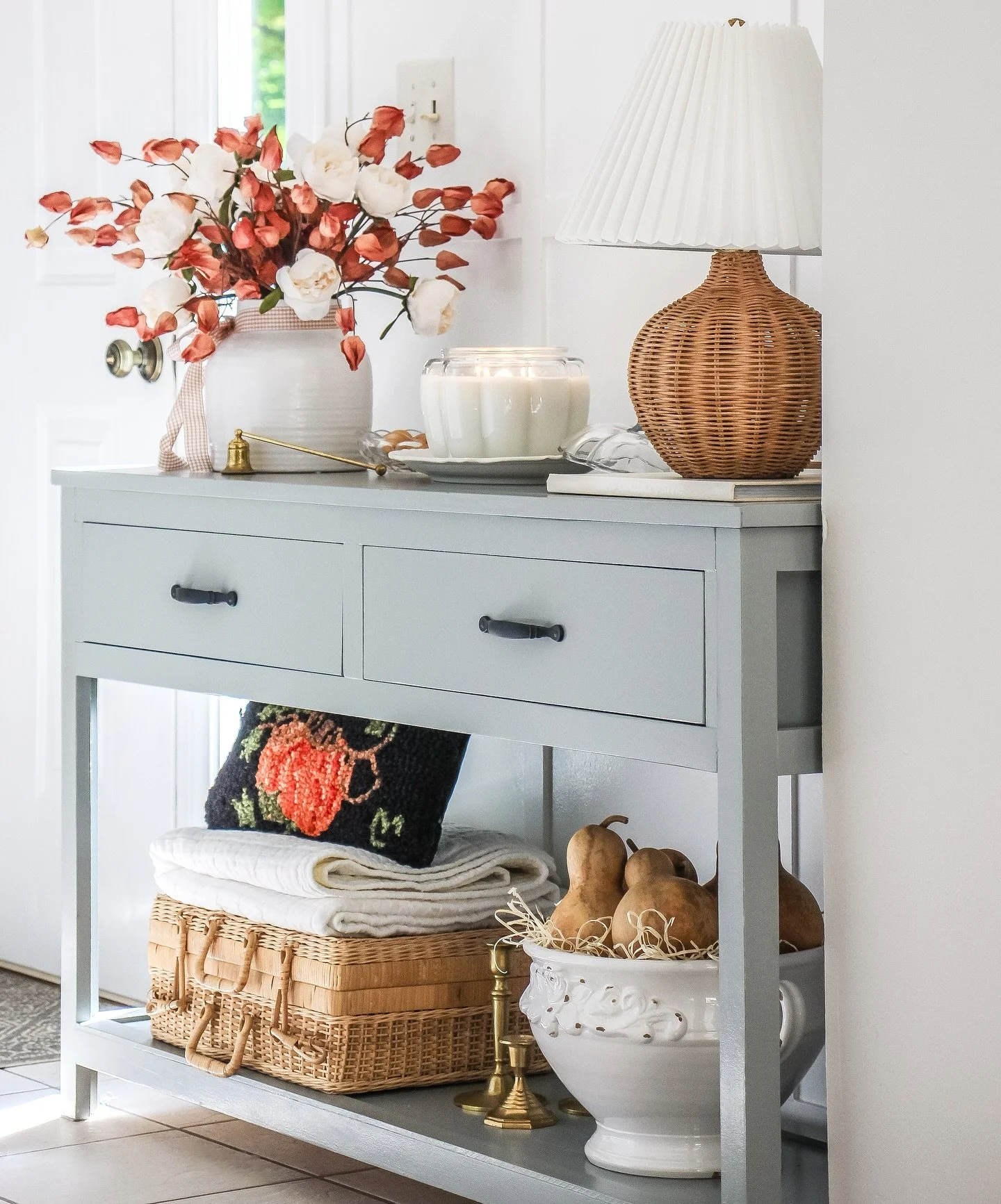 Hi friends! Sharing Sunday stills from the reel of my entryway table. I hope you&rsquo;re having a wonderful day!🍂
.
.
.
#sundaystills #bryanscozycorner #cottagestyle #falltabledecor #entryway #cozyseason #cozyhomedecor #cottagecoreaesthetic #cottag