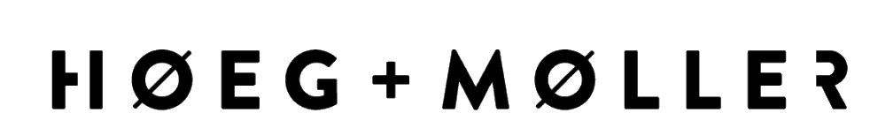 Tekst med ordene "HØEG + MØLLER" i sorte, kontur-illustration.