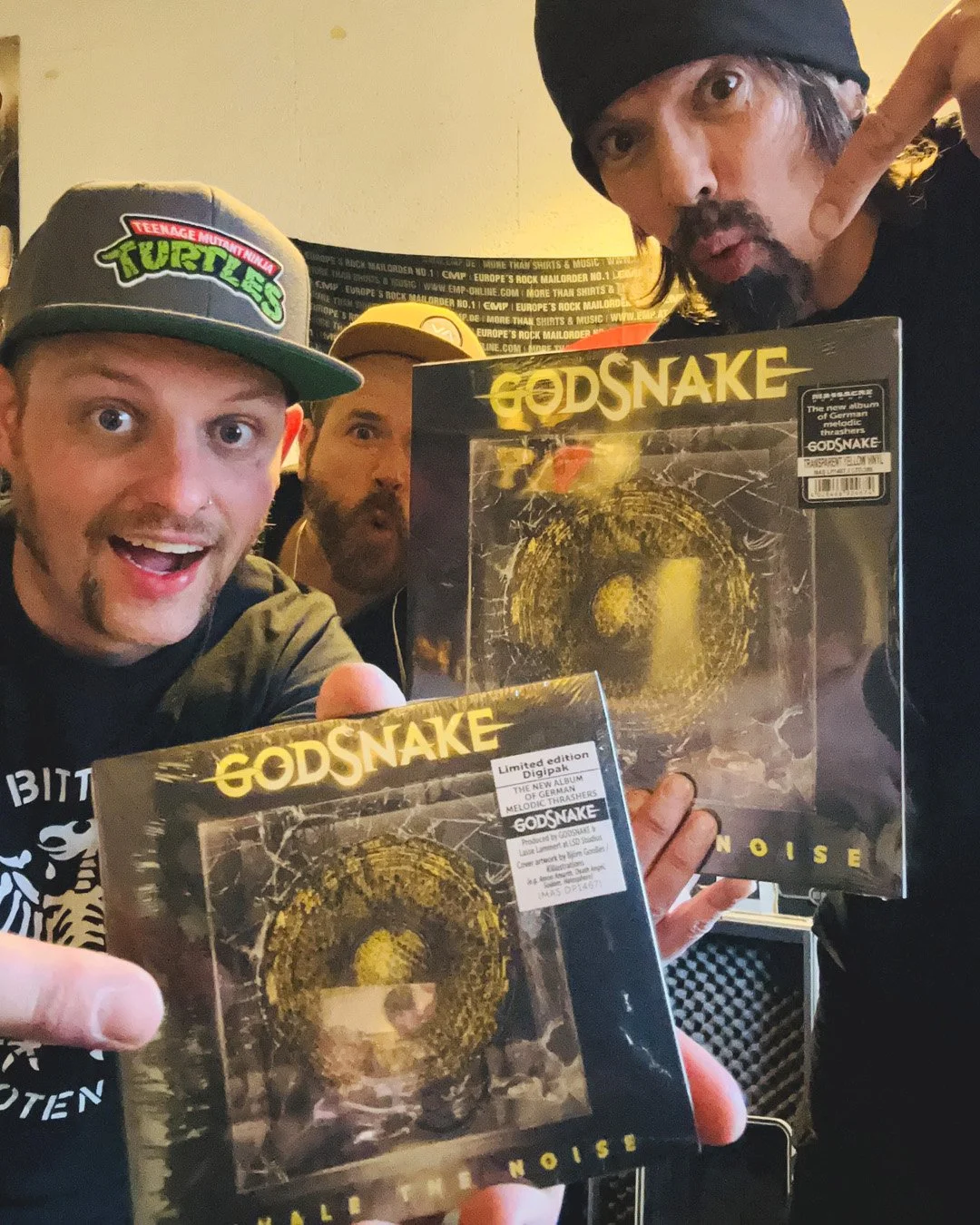 ALBUM JUST ARRIVED - Snakeheads, @massacrerecordseurope hat uns die fertige CD und VINYL geschickt, wie geil ist das denn!!! Granatenstark geworden mit dem Album Cover von @bjoerngoosses / Killustrations 🤩, oder?

Die solltet ihr euch nat&uuml;rlich