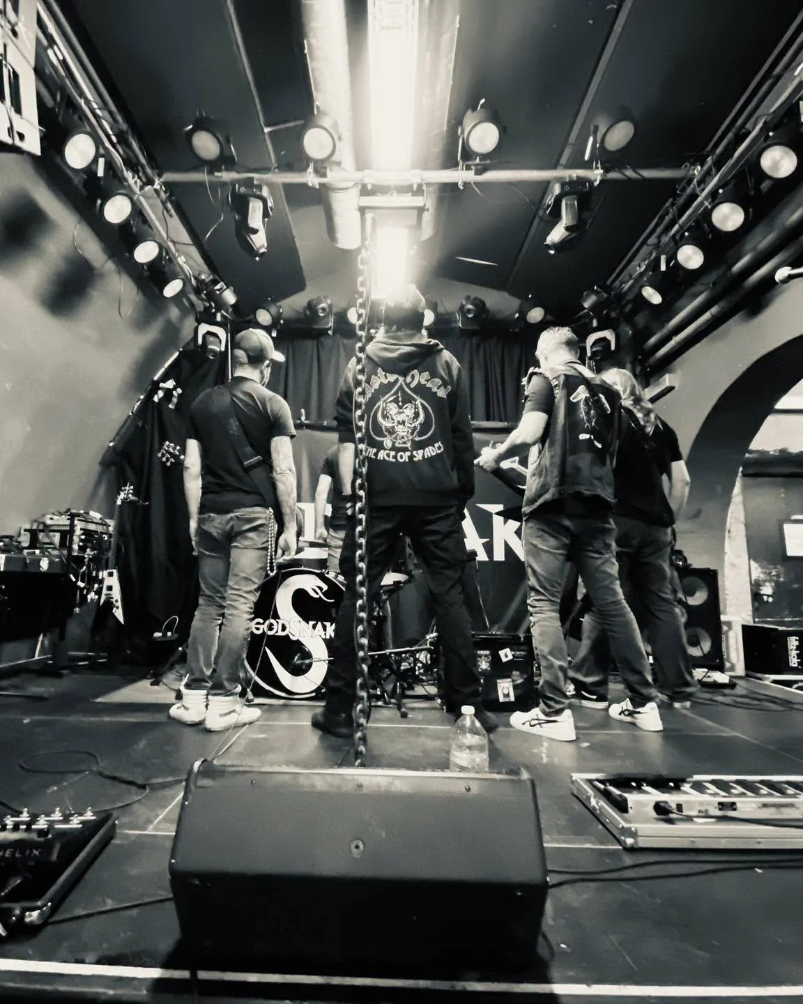 LET&lsquo;S INHALE THE NOISE! Das Bambi galore ist fast ausverkauft, HAMMER! Wir freuen uns brutal &uuml;ber euren Support.

Es gibt nur noch eine Hand voll Karten an der Abendkasse, also macht euch rechtzeitig auf den Weg, first come first serve 😉
