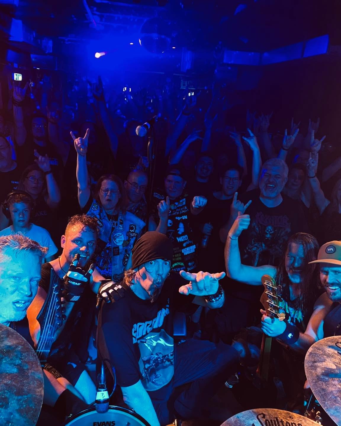 Frankfurt, das war ne FETTE FEIER  bei euch!!! Der @ponyhof.club hat von vorn bis hinten gebebt. Ein besseres Debut in der hessischen Metropole konnten wir uns nicht w&uuml;nschen. 

DANKE, DANKE, DANKE 🔥❤️🐍

Und grandios er&ouml;ffnet und angeheiz