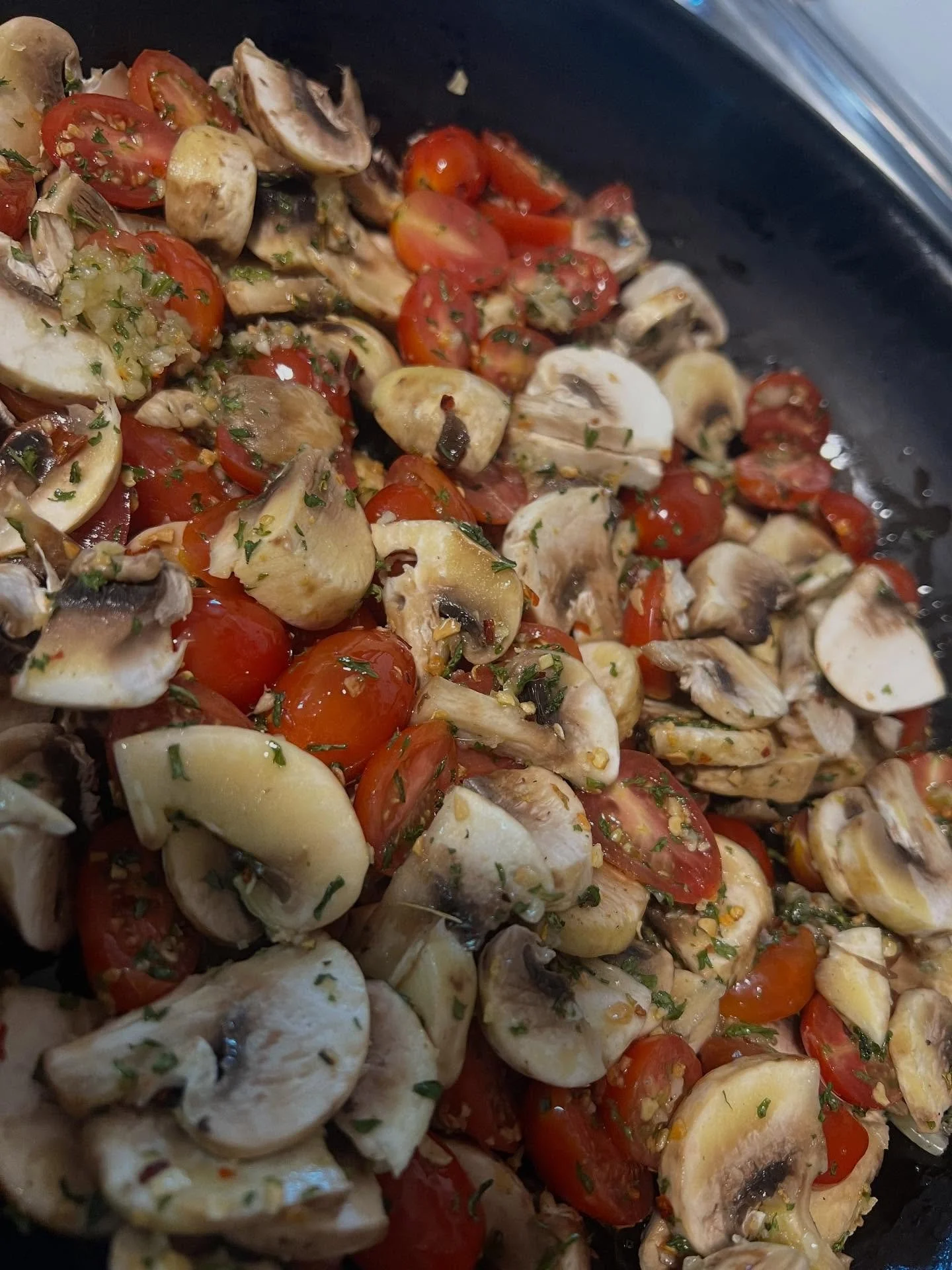 We made a mushroom and tomato risotto for our seniors.  @sheanadavis @epicureansonoma @farmtopantry @burbankhousingcorp @littleparadisefarmsonoma @slowfoodsonomacountynorth