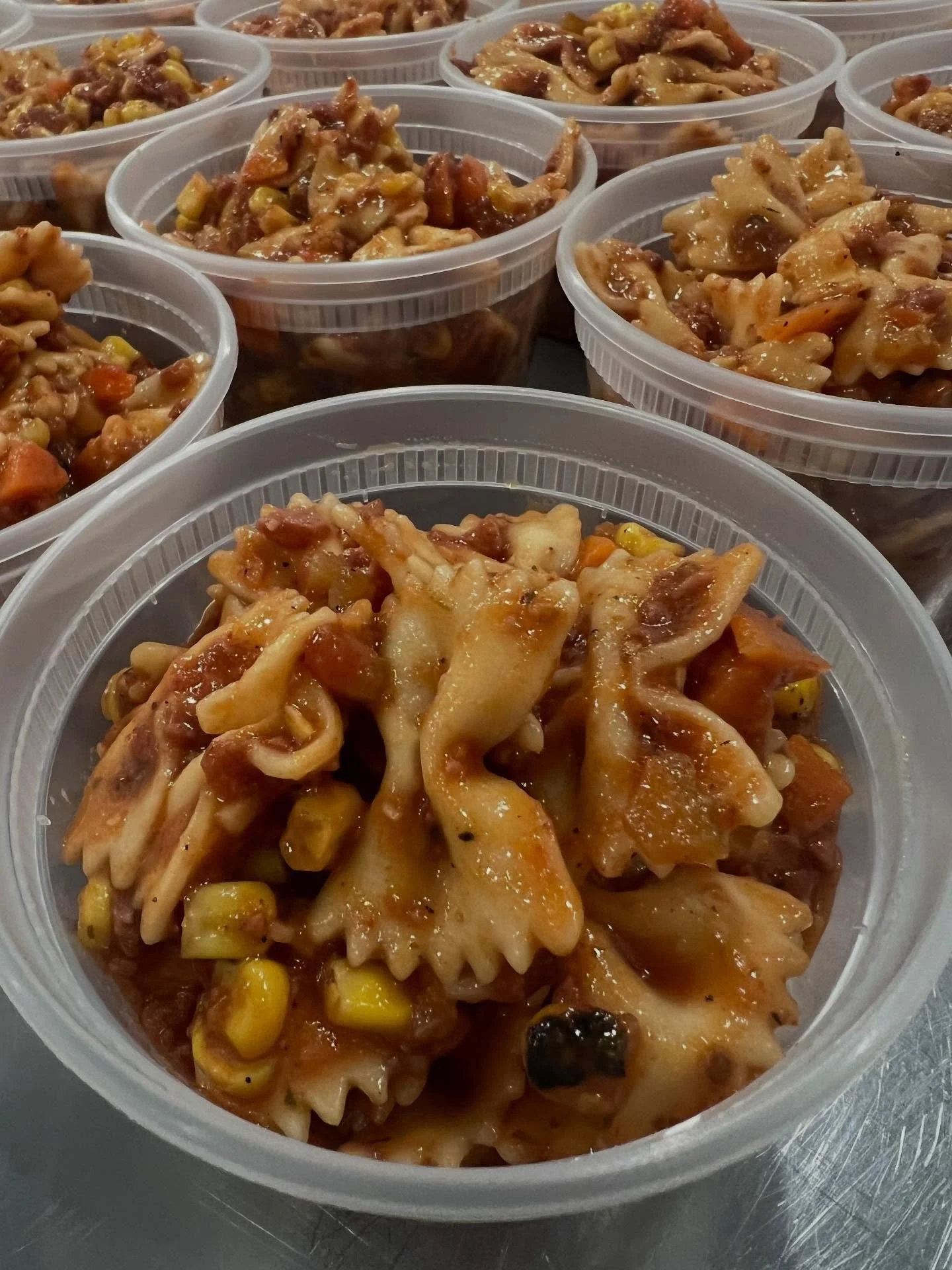 Packed and ready to go!  Savory tomatoes, grilled corn &amp; vegetables with chicken sausage.  We and savory and ready for our seniors.  @sheanadavis @epicureansonoma @burbankhousingcorp @fishsonoma @vintagehousesonoma @farmtopantry