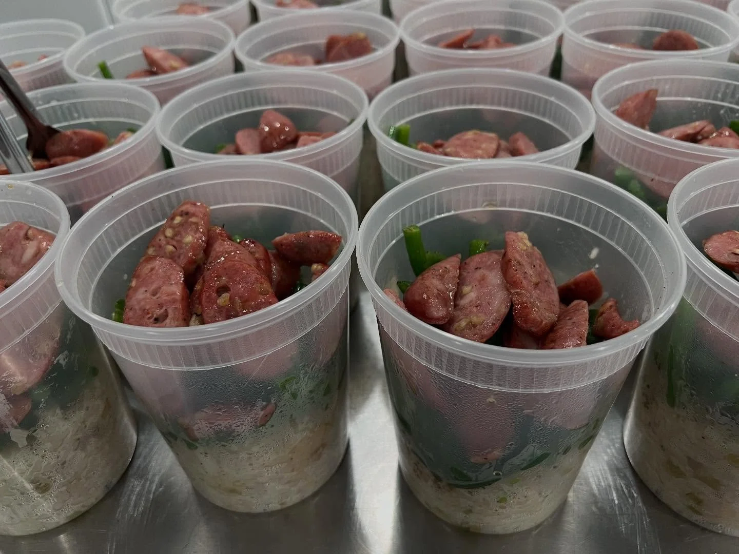 A full quart of Rice Pilaf, Green Beans &amp; Chicken Sausage for our seniors in Sonoma.  perfect for this chilly weather. @sheanadavis @epicureansonoma @burbankhousingcorp @fishsonoma @vintagehousesonoma @farmtopantry @slowfoodsonomacountynorth