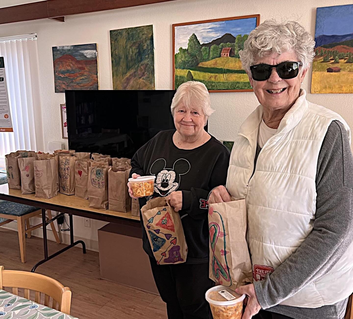 Two of our seniors picking up the meals and snacks, along with fun hand colored bags made by students at Sonoma Charter School, thanks to Any Gallagher for involving the kids as the seniors love the bags. @amymgallagher3 @farmtopantry @fishsonoma @vi