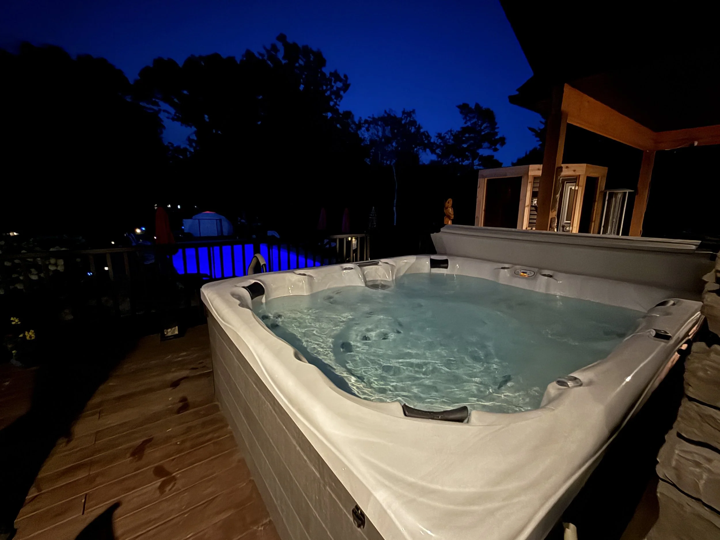 Night view hot tub Stay549