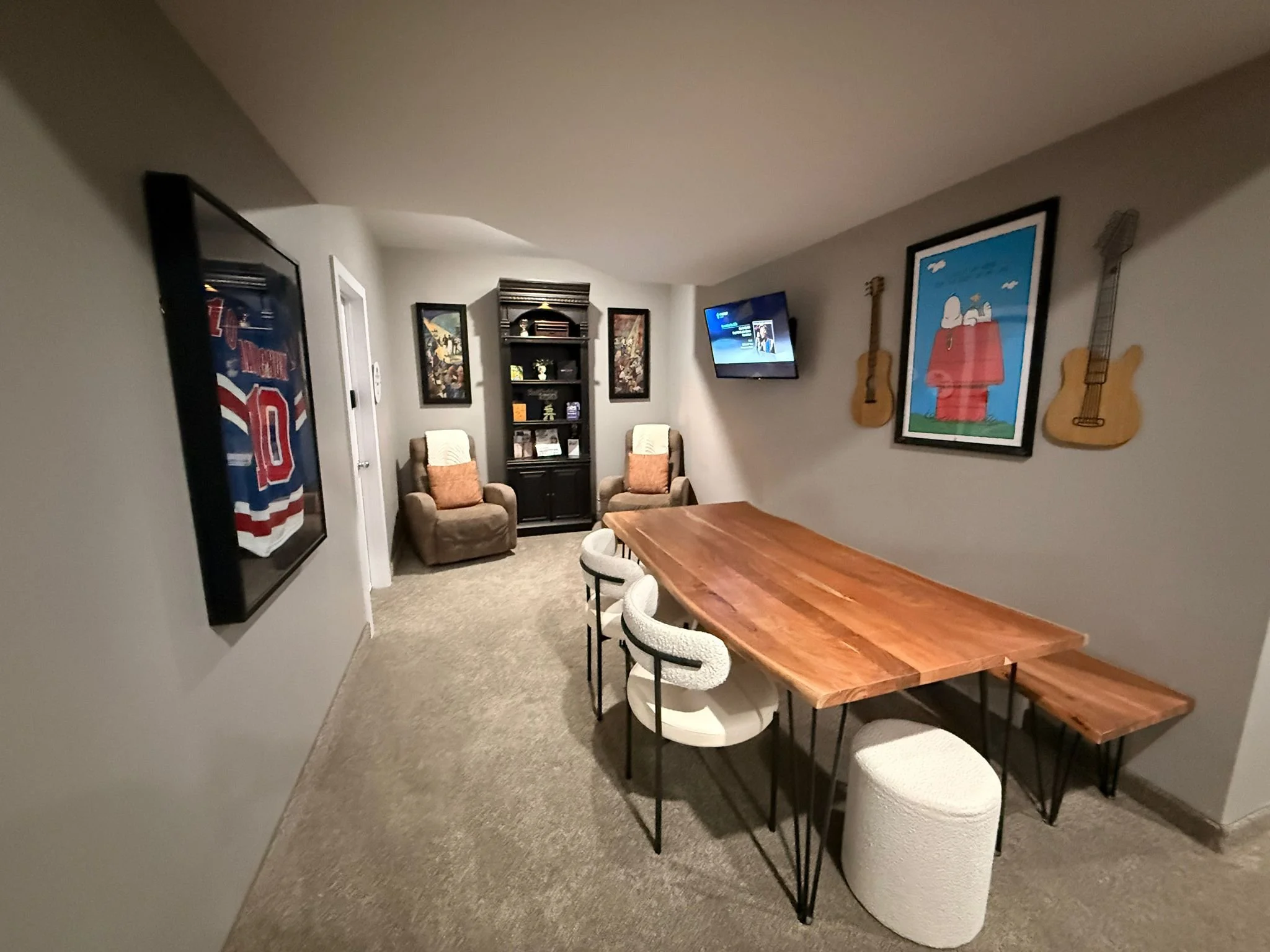 Share space - Kitchen table and recliners with TV