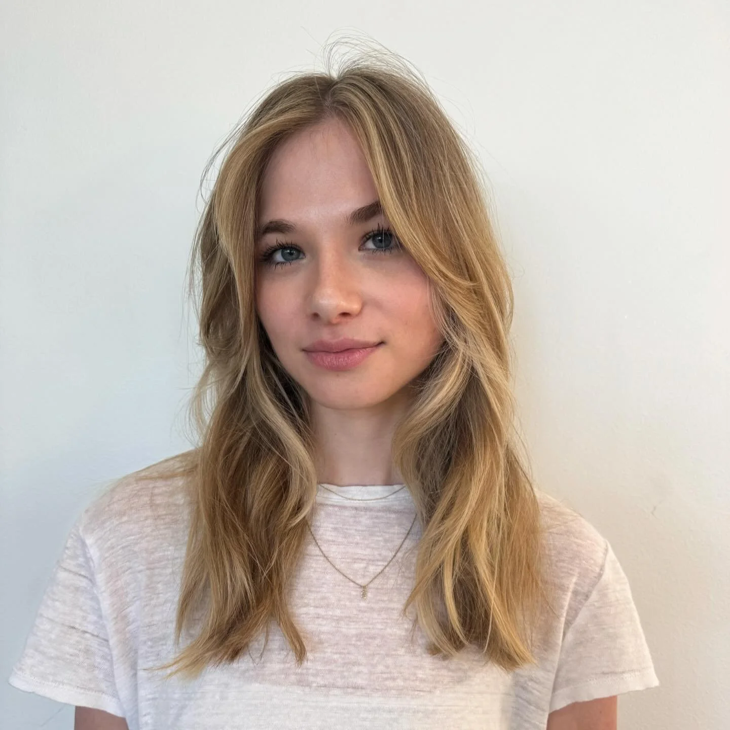 🤌✨this babe always leaves me speechless @eliana_christine. We freshened up her highlights for summer and carved out the perfect frame for that FACE 😍