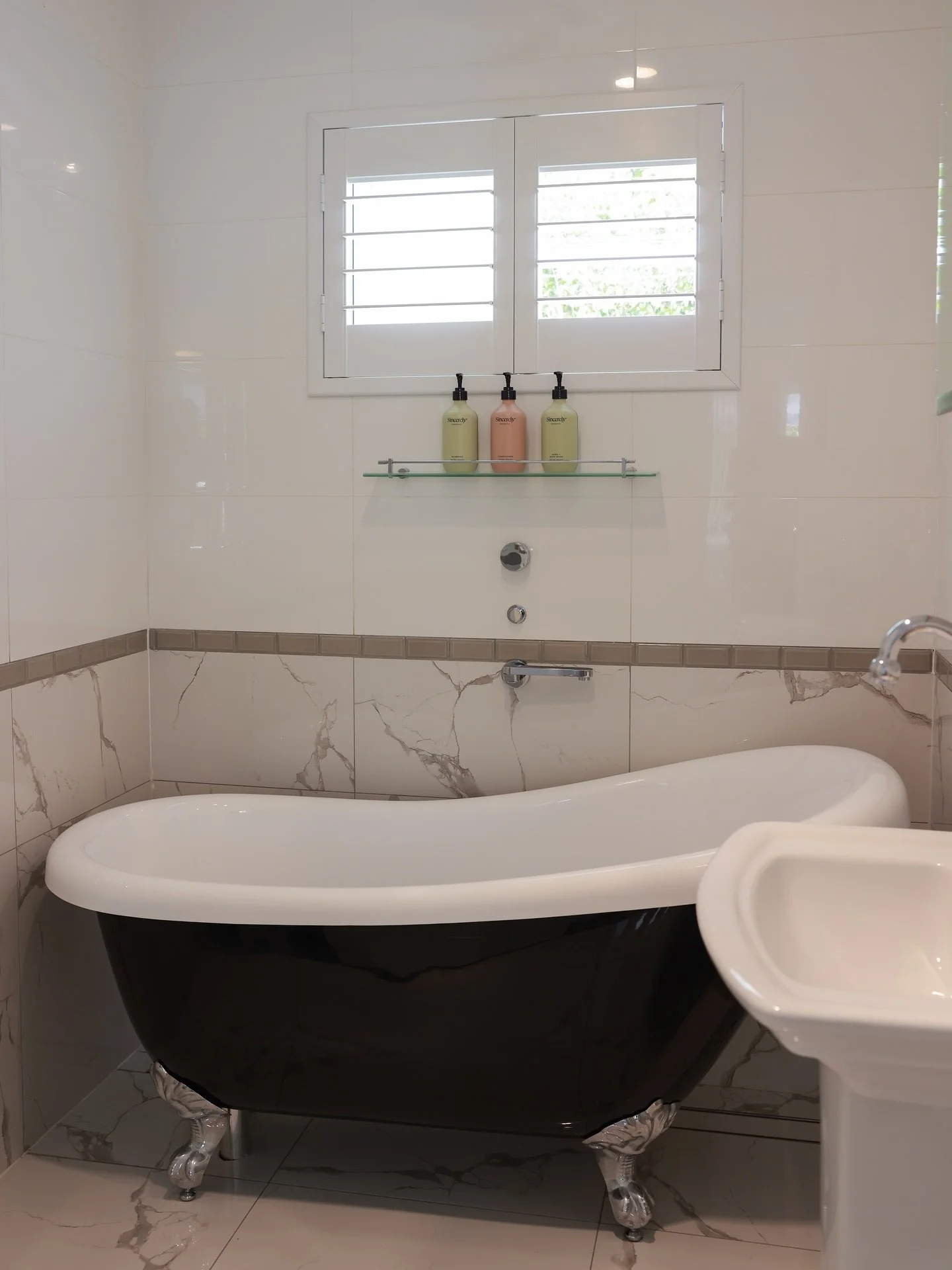 Slow evenings at Firefly Cottage ✨🛁
There&rsquo;s something magical about sinking into a warm clawfoot bath while the rainforest breeze drifts through the window. It&rsquo;s one of those pause-the-world moments &mdash; where time slows, the birds se