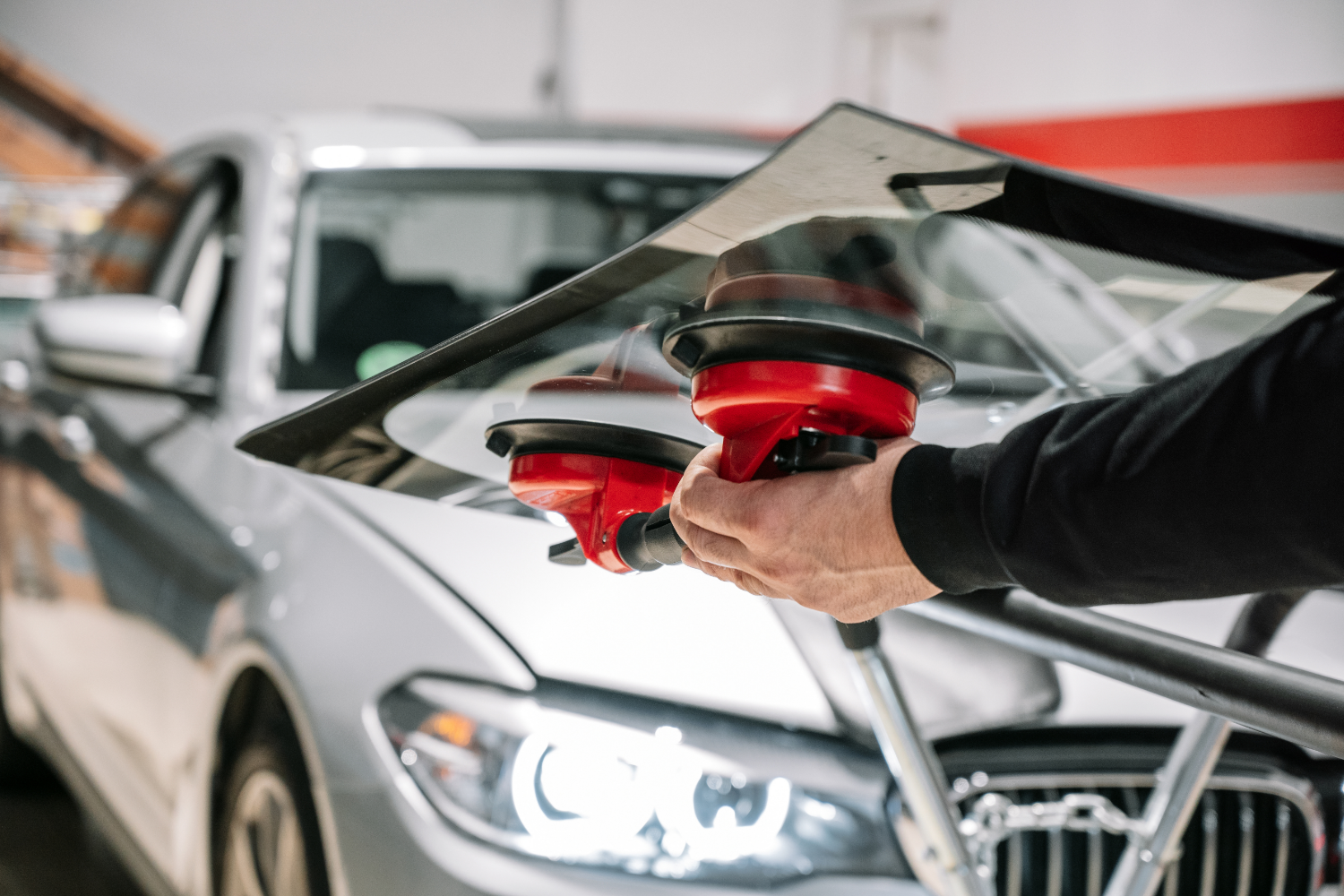 Rear Windshield Repair vs. Replacement: How Technicians Decide