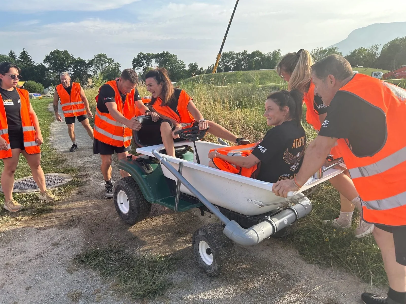 L’équipe orange pousse sa brouette sur le parcours