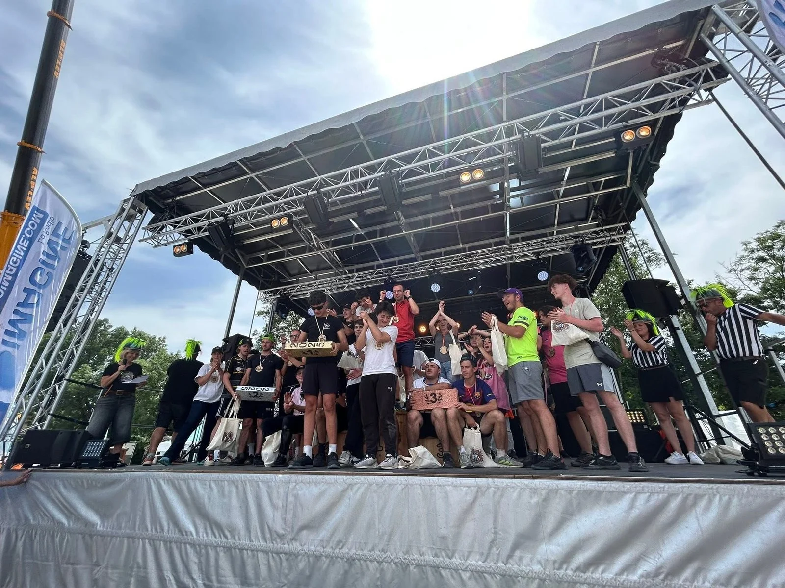 La scène et le public de la première édition de Bat’Invictus au parc Bernard Givaudan